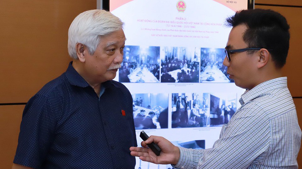 Đại biểu Dương Trung Quốc trao đổi với báo chí bên hành lang Quốc hội 