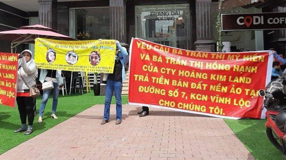Nhiều khách hàng đã khiếu nại, căng băng rôn, biểu ngữ tố Hoàng Kim Land lừa đảo