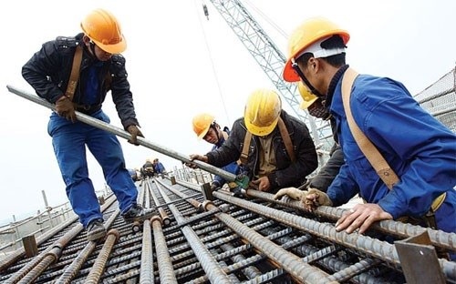 Đối với các dự án đang triển khai dở dang, sắp hoàn thành hoặc dự án cần
 phải đầu tư không thể dừng thì người có thẩm quyền quyết định đầu tư 
xem xét.