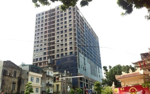 Dự án cao ốc 8B Lê Trực đã ngang nhiên xây vượt số tầng quy định ngay trong khu vực cấm xây nhà cao tầng.<br>