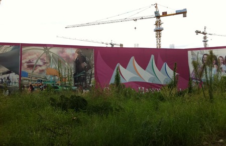 Thị trường bất động sản Hà Nội đã trải qua 4 quý sụt giảm liên tiếp ở nhiều phân khúc khiến không ít chủ đầu tư đã cảm thấy chán nản.