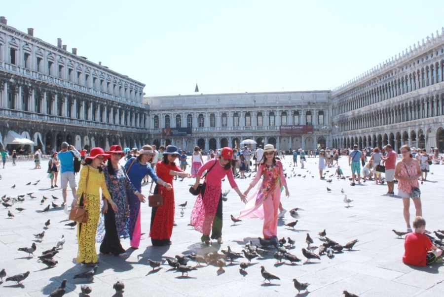 Nhiều người dân Việt Nam đang có xu hướng đi du lịch nước ngoài do giá dịch vụ ở trong nước đắt đỏ hơn.<br>