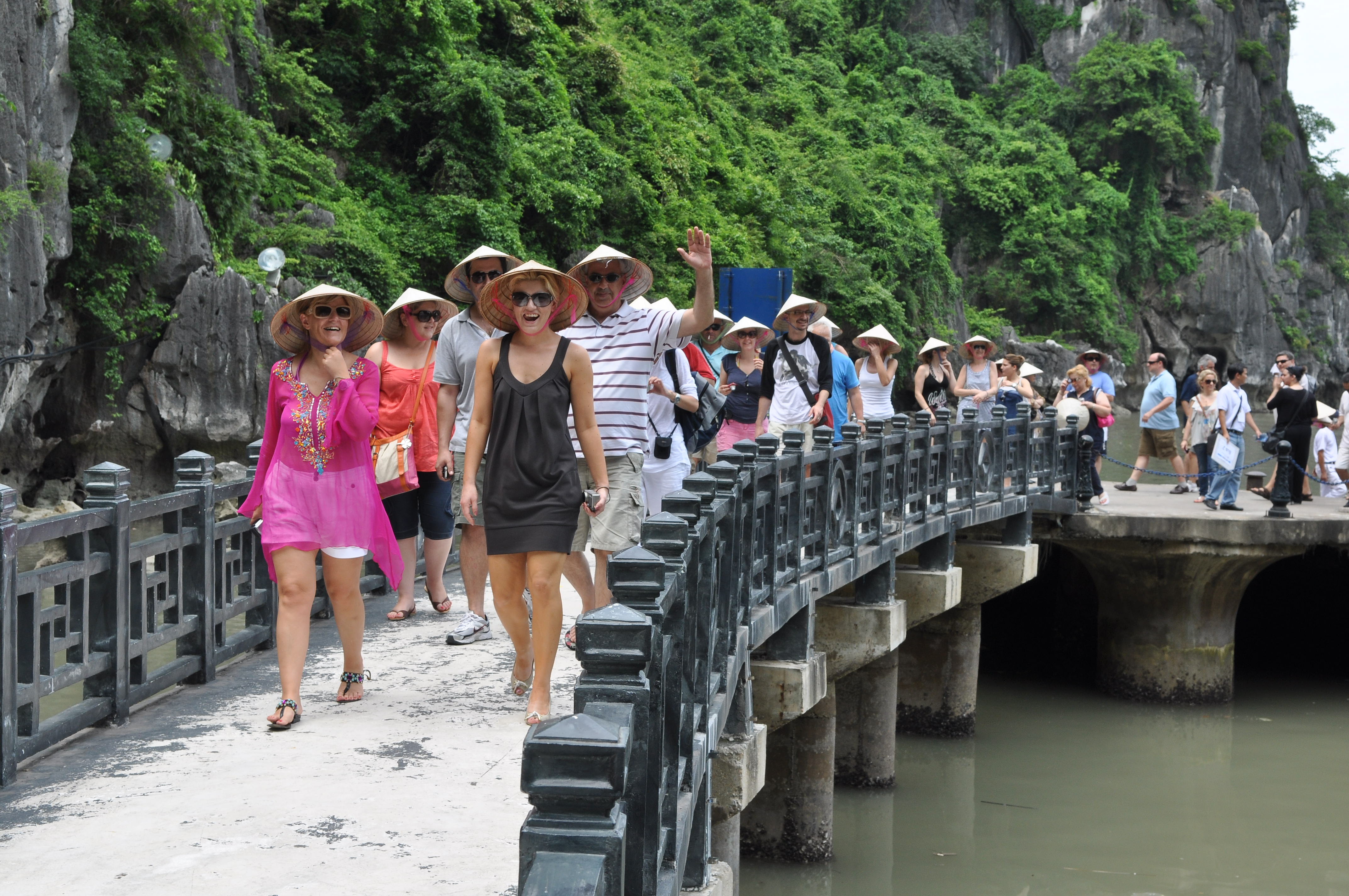Khách du lịch đến Việt Nam chủ yếu bằng đường hàng không, sau đó đến đường bộ và đường biển. 