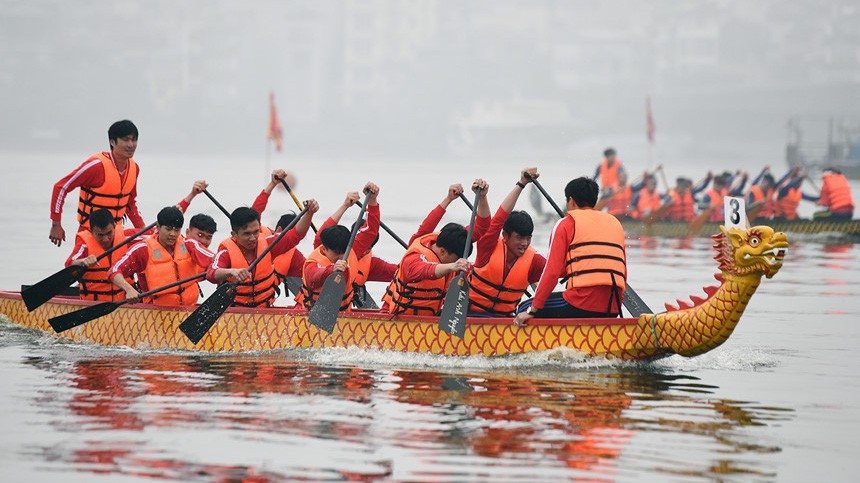 Văn hóa vùng sông, biển với những tục lệ lâu đời đã thành phong tục đặc sắc là vốn quý trong kho tàng văn hóa dân gian cổ truyền Việt Nam. 