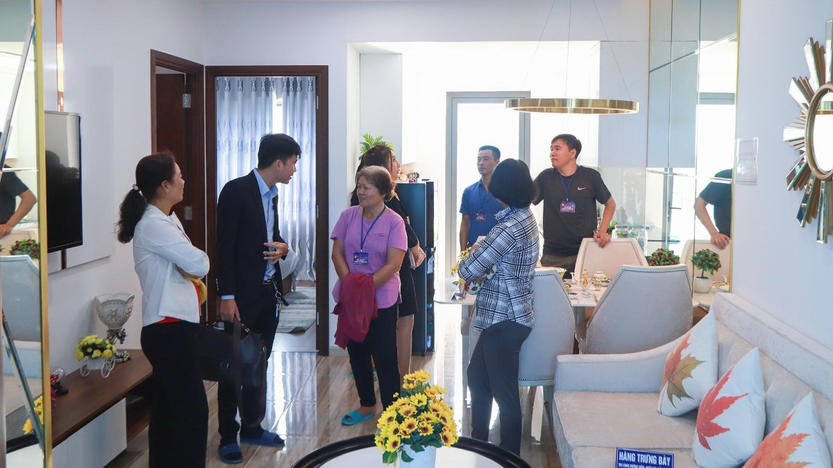 Dịp cuối tuần hàng trăm khách hàng đến tham quan nhà mẫu Thịnh Gia Tower và nghe tư vấn.