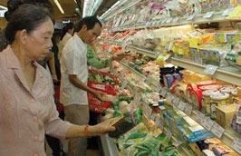 Ở các thành phố lớn người dân vào các siêu thị, cửa hàng tiện ích... để lựa chọn hàng hóa ngày càng tăng.