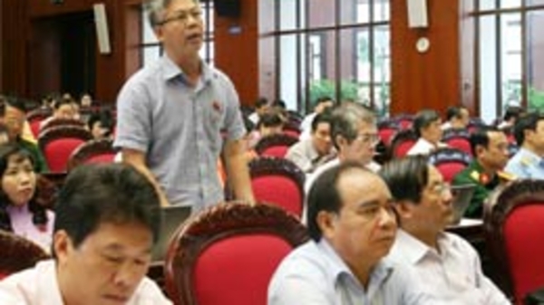 Báo cáo về kinh tế, xã hội đã được thẩm tra như thế nào?