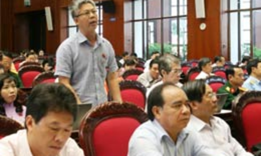 Đại biểu Nguyễn Đức Kiên trao đổi về quá trình xây dựng báo cáo thẩm tra kinh tế, xã hội của Ủy ban Kinh tế.