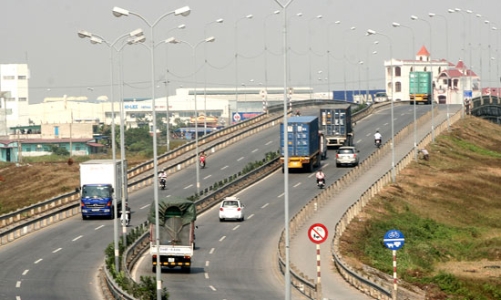 Ôtô chịu phí sử dụng đường bộ tối đa 16,76 triệu đồng/năm