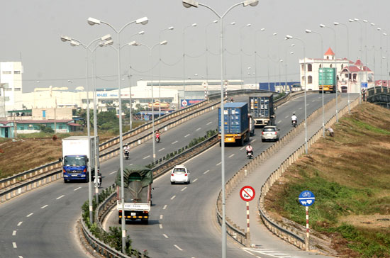 Các mức thu phí sử dụng đường bộ để duy trì các hoạt động bảo trì đường bộ đối với ôtô sẽ từ 180.000 đồng đến 1,44 triệu đồng/xe/tháng.