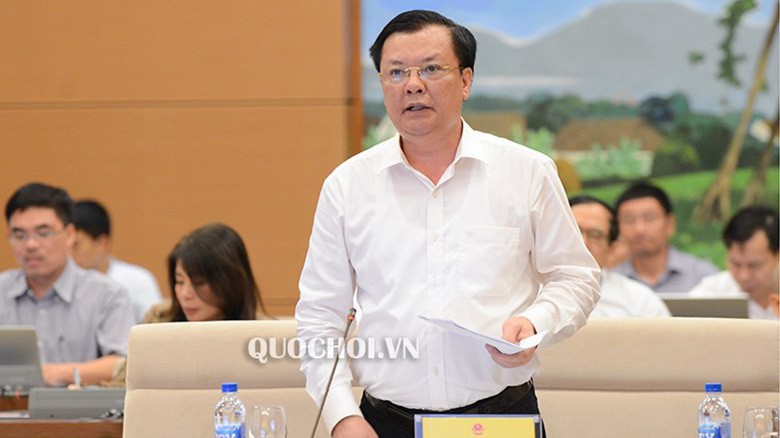 Bộ trưởng Bộ Tài chính Đinh Tiến Dũng trình bày báo cáo của Chính phủ.
