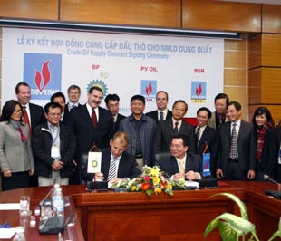 Quang cảnh lễ ký hợp đồng giữa các bên - Ảnh: T. Nguyên.