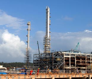 Những công việc cuối cùng trên công trường đang được các công nhân gấp rút hoàn tất để đón chào dòng dầu đầu tiên vào ngày 22/2 tới. Ảnh: Việt Lâm.