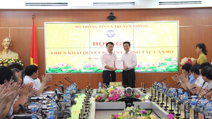 Ông Nguyễn Huy Dũng (trái) nhận quyết định bổ nhiệm từ Bộ trưởng Nguyễn Mạnh Hùng.