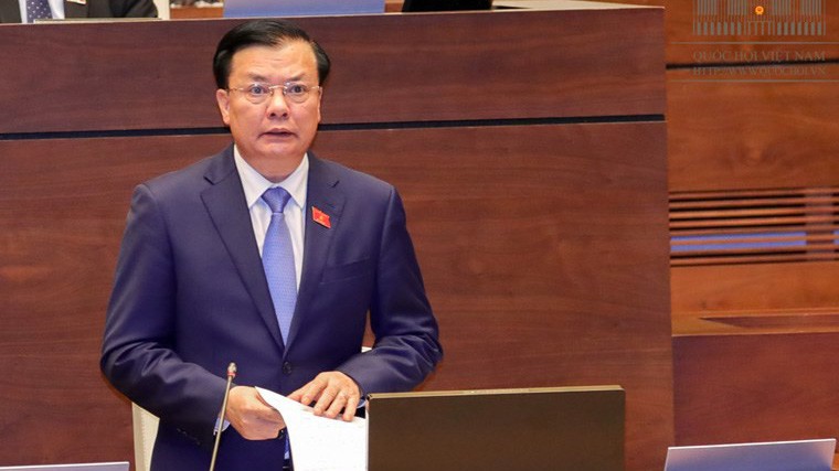 Bộ trưởng Bộ Tài chính Đinh Tiến Dũng trong một phiên họp của Quốc hội.