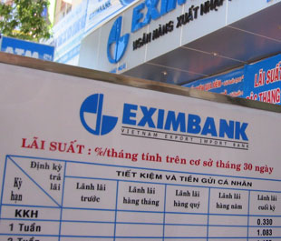 Các ngân hàng tại phía Nam vẫn muốn giữ các kỳ hạn tuần để đa dạng sản phẩm huy động - Ảnh: Việt Tuấn.