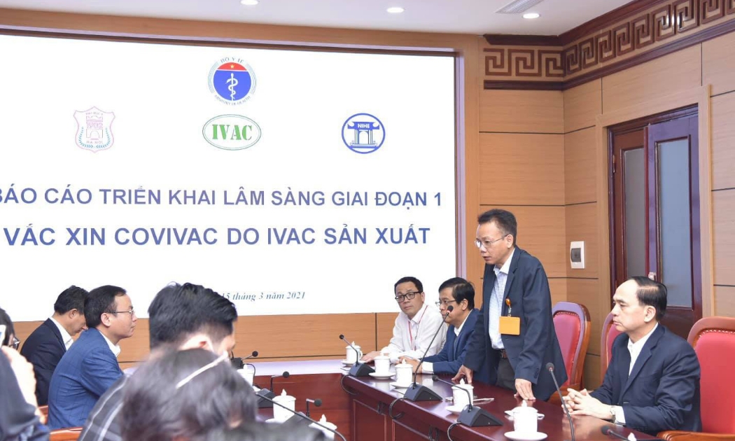 TS Dương Hữu Thái (đứng), Viện trưởng Viện Vắc xin và Sinh phẩm Y tế thông tin về quá trình nghiên cứu vaccine Covivac.
