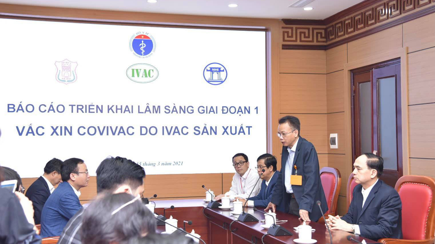 TS Dương Hữu Thái (đứng), Viện trưởng Viện Vắc xin và Sinh phẩm Y tế thông tin về quá trình nghiên cứu vaccine Covivac. 