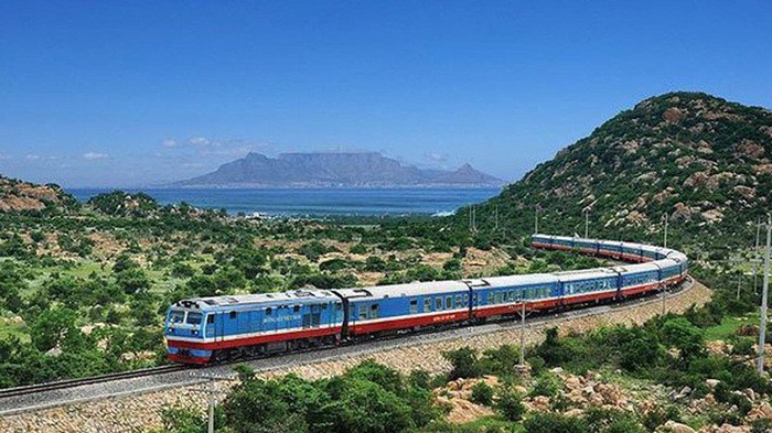 Đầu tư đường sắt tốc độ cao được cho là sẽ giảm áp lực lên các loại hình vận tải đường bộ, hàng không - Ảnh minh hoạ 