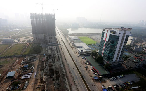 Trong ảnh là đường Tố Hữu (quận Hà Đông) kéo dài từ ngã tư cuối đường Lê Văn 
Lương giao cắt với đường Khuất Duy Tiến qua địa bàn huyện Từ Liêm đến 
ngã tư giao với đường Vạn Phúc, Hà Đông - Ảnh: Zing.<div class="yj6qo ajU"><div data-tooltip="Hiển thị nội dung bị rút gọn" id=":13u" class="ajR" role="button" tabindex="0"><img class="ajT" src="https://ssl.gstatic.com/ui/v1/icons/mail/images/cleardot.gif"></div></div>