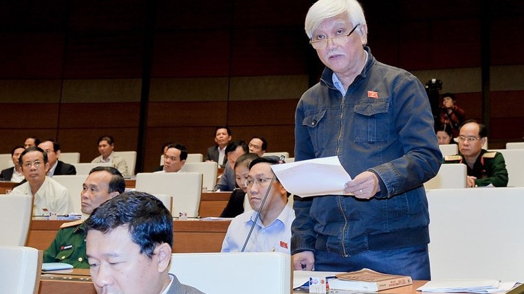 Đại biểu Dương Trung Quốc phát biểu tại Quốc hội.