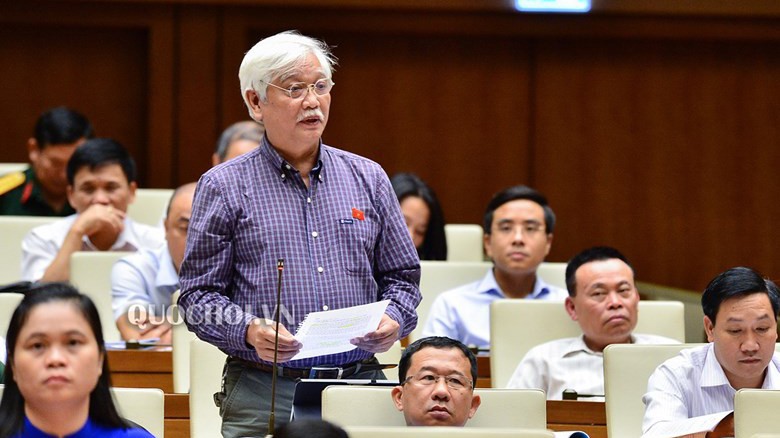 Đại biểu Dương Trung Quốc phát biểu tại hội trường.