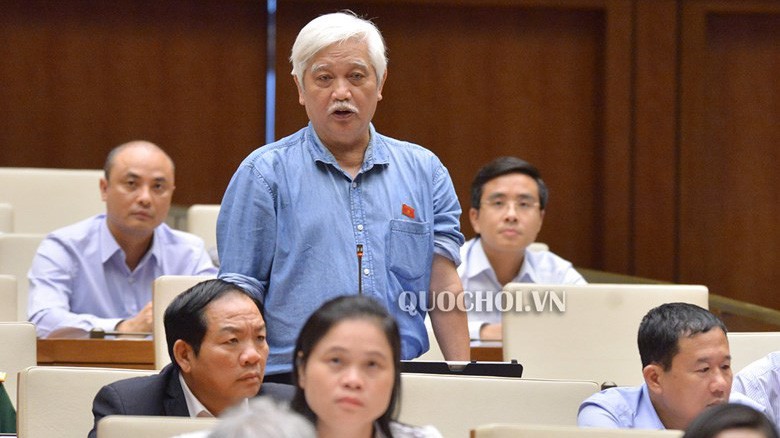 Đại biểu Dương Trung Quốc phát biểu tại Quốc hội.