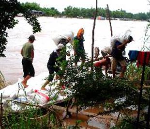 Đường nhập lậu vẫn tràn vào Việt Nam.