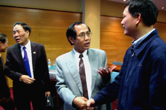 Từ phải sang: ông Lại Xuân Thanh, ông Trần Đình Bá, ông Mai Trọng Tuấn tại Hội thảo do Hội Khoa học kinh tế Việt Nam tổ chức ngày 6/12 - Ảnh: Anh Quân.