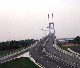 Hệ thống đường bộ Việt Nam được hình thành và phát triển trong nhiều thập kỷ, đến nay, có 256.000 km đường bộ thuộc nhiều loại khác nhau trong đó có trên 200.000 km đường đô thị.