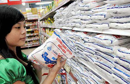 Giá đường hiện đang được bán ra phổ biến ở mức 23.000- 24.000 đồng/kg.