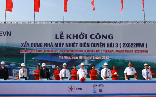 Phó thủ tướng Hoàng Trung Hải cùng đại diện các bộ, ngành và chủ đầu tư tại lễ phát lệnh khởi công dự án ngày 8/12.<br>