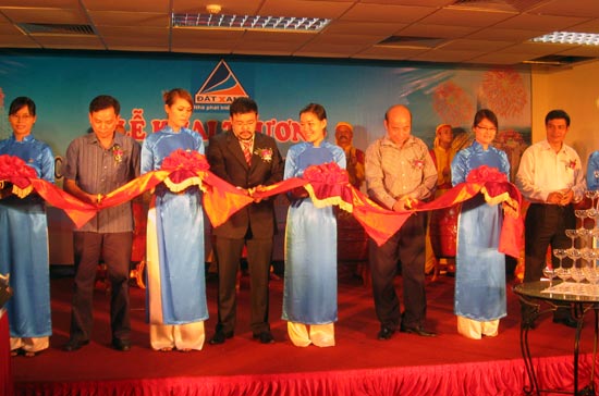 Cắt băng khai trương Đất Xanh miền Bắc ngày 20/7.