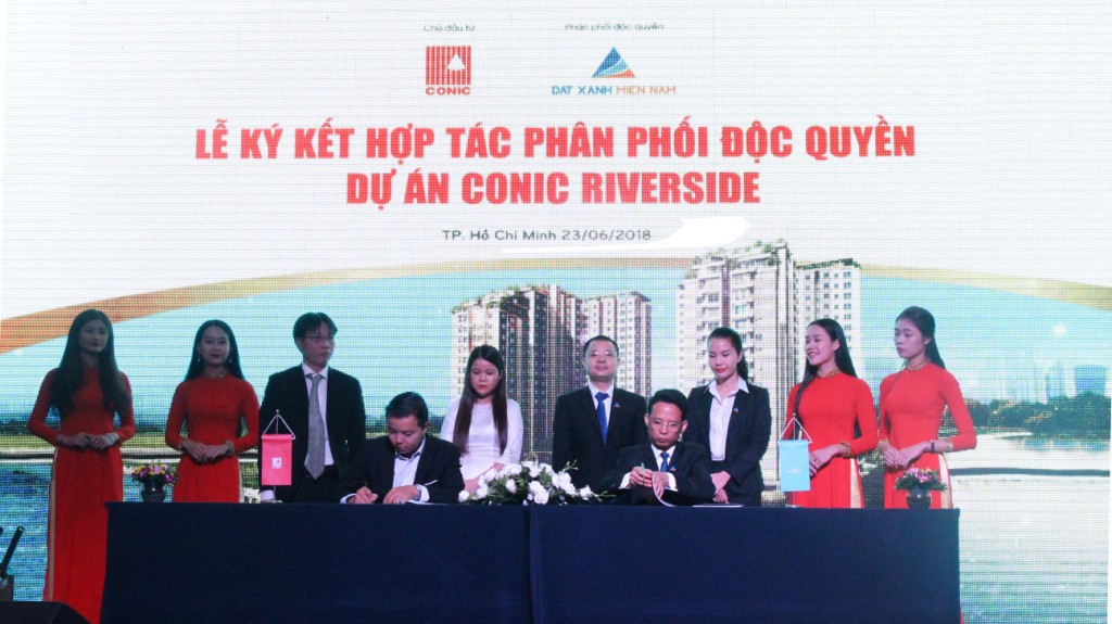 Lễ ký kết hợp tác phân phối độc quyền dự án Conic Riverside giữa chủ đầu tư Conic với Đất Xanh Miền Nam.