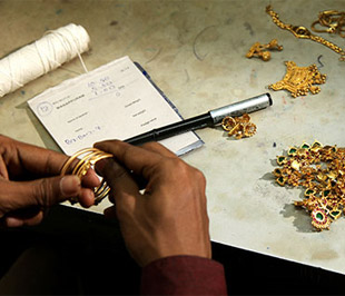 Hiện chưa có thống kê nào được công bố về hoạt động cho vay cầm cố vàng ở Ấn Độ, nhưng các công ty tài chính chuyên về lĩnh vực này đang phát triển rất mạnh - Ảnh: NYT.