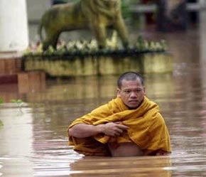 Tình trạng trái đất nóng lên sẽ kéo theo nhiều hệ quả nghiêm trọng như bão, lũ lụt...