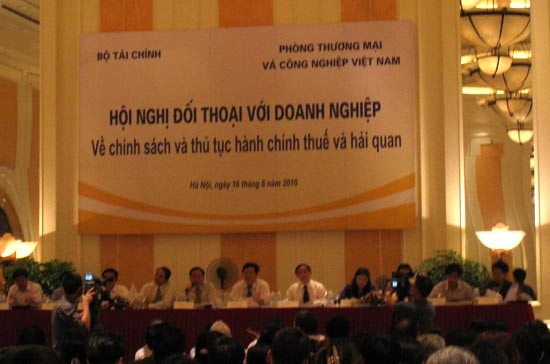 Thứ trưởng Bộ Tài chính Đỗ Hoàng Anh Tuấn chủ trì buổi đối thoại sáng 16/6.