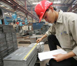 Trong bối cảnh hiện nay, theo ông Lê Quốc Dung, khối doanh nghiệp Nhà nước tập trung chuyển đổi lại cơ cấu sản xuất, hướng ra xuất khẩu, sản xuất hàng thay thế nhập khẩu để cân bằng lại cán cân thanh toán - Ảnh: Việt Tuấn.