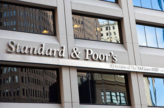 Vào tháng 8 năm nay, Standard & Poor’s đã hạ xếp hạng tín dụng nội tệ của Việt Nam từ BB xuống BB-.