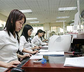 Một ngân hàng mới phải có tối thiểu 100 cổ đông tham gia góp vốn; có tối thiểu 3 cổ đông sáng lập là tổ chức và phải là doanh nghiệp (không phải là ngân hàng) có vốn chủ sở hữu tối thiểu 500 tỷ đồng.