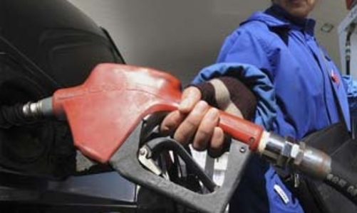 Giá vàng phục hồi, giá dầu không giữ được mốc 50 USD/thùng