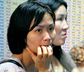 Sang đợt khớp lệnh cuối cùng, VN-Index đã làm cuộc đảo chiều khi tăng nhẹ 4,3 điểm trước sự bất ngờ của nhiều nhà đầu tư - Ảnh: VnExpress.