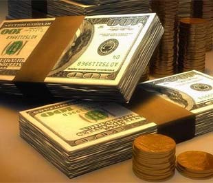 Trong bối cảnh khủng hoảng hiện nay, các nhà chức trách Mỹ và giói cổ đông đang đặt câu hỏi về vai trò của những khoản tiền thưởng khổng lồ trong việc gây ra thách thức hiện nay cho ngành này.