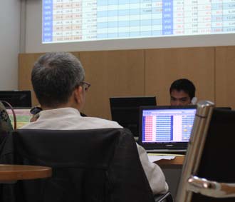 Hiện ở Việt Nam đã có hơn 25 công ty quản lý quỹ trong nước đang cạnh tranh rất mạnh với nhau và nhiều công ty liên doanh và văn phòng đại diện của các quỹ nước ngoài tại Việt Nam.