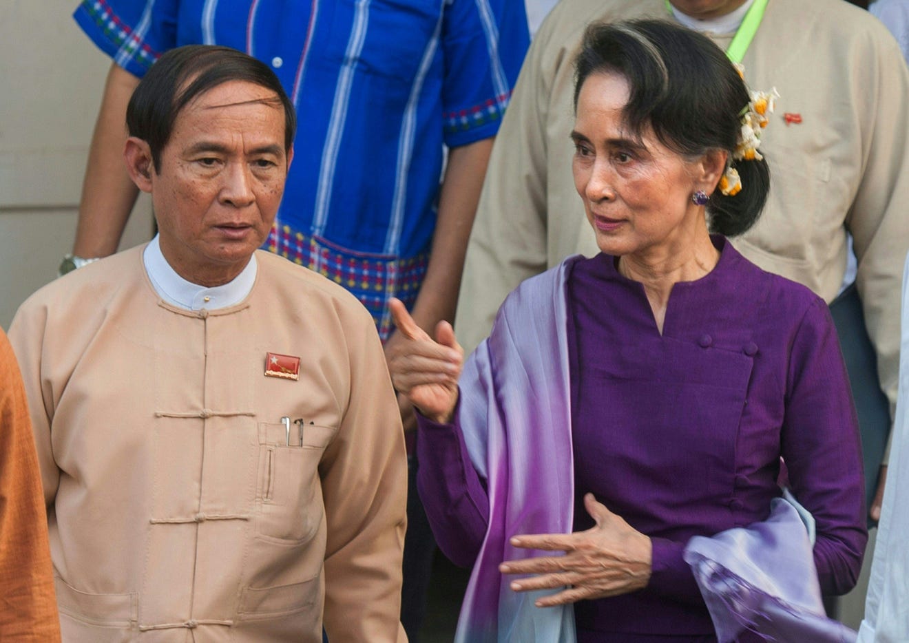 Bà Aung San Suu Kyi, lãnh đạo đảng NLD kiêm Cố vấn Quốc gia (phải) và Tổng thống Win Myint - Ảnh: AFP