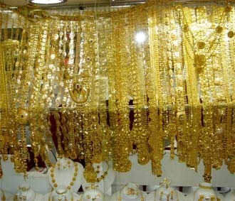 Áp lực mất giá đối với vàng là kết quả từ việc dầu thô sụt giá tới hơn 10 USD/thùng và sự lên giá của USD.