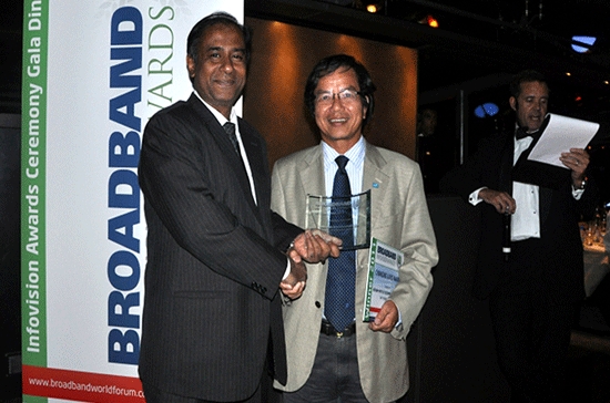 Đại diện VNPT nhận giải thưởng “Băng rộng thay đổi cuộc sống”.