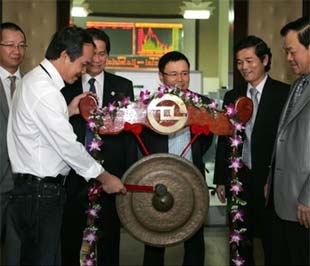 Ông Đoàn Nguyên Đức, Chủ tịch Tập đoàn HAGL đánh chiêng ra mắt cổ phiếu HAG trong phiên giao dịch ngày 22/12 vừa qua - Ảnh: Dư Hải.