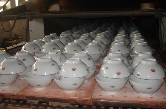 Sau những năm thua lỗ “ăn” tới 75% vốn điều lệ, Sứ Hải Dương đã bắt đầu tính đến có cổ tức trong năm tới. Tham vọng mà công ty này đặt ra là trong vòng hai năm tới sẽ giành lại vị trí dẫn đầu trên thị trường sứ dân dụng miền Bắc - Ảnh: Minh Đức.