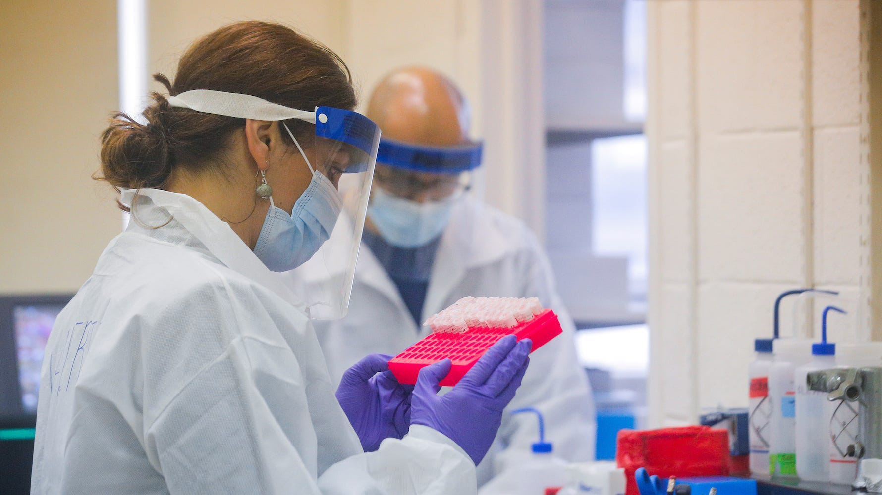 Kết quả thử nghiệm trong phòng thí nghiệm cho thấy thuốc xịt mũi AM-301 giúp giảm đáng kể nguy cơ nhiễm virus qua các tế bào niêm mạc mũi - Ảnh: Getty Images